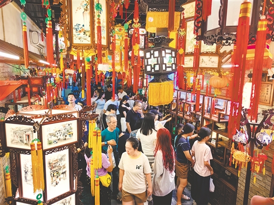 东艺宫灯博物馆里挤满了前来参观的市民游客。