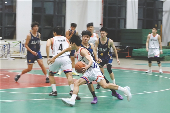 江门幼专队和五邑大学队球员在球场上激烈对抗。