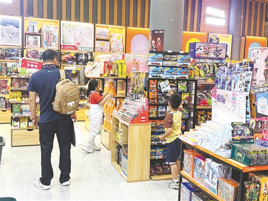 放学后，孩子们到文具店选购商品。