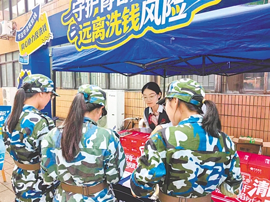 金融知识宣讲走进五邑大学。