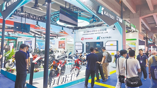 在蓬江摩托车企业展台，不时有客商驻足了解产品，或者坐下来与工作人员详细交流。