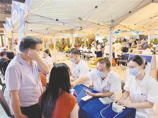 健康嘉年华现场，医生为市民义诊。
