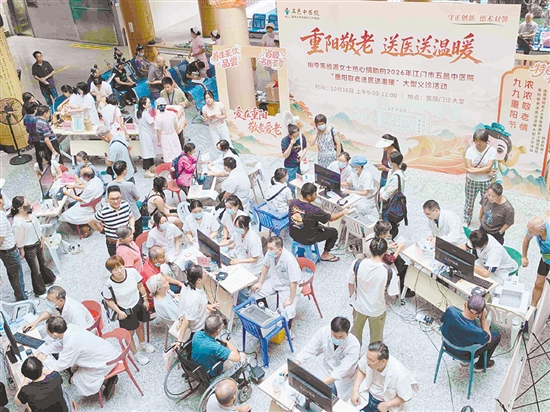 活动现场人潮涌动。