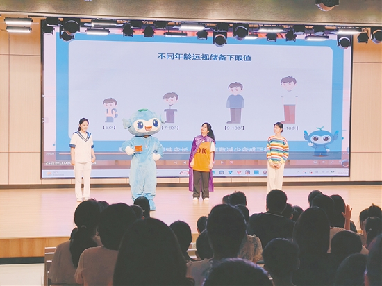 学生们观看《追光小神探》，学习护眼知识。