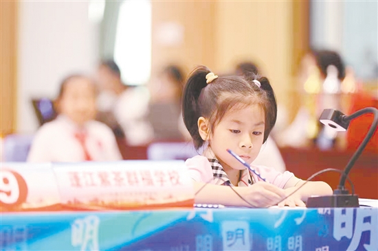 学生参加江门市规范汉字听写大会总决赛。