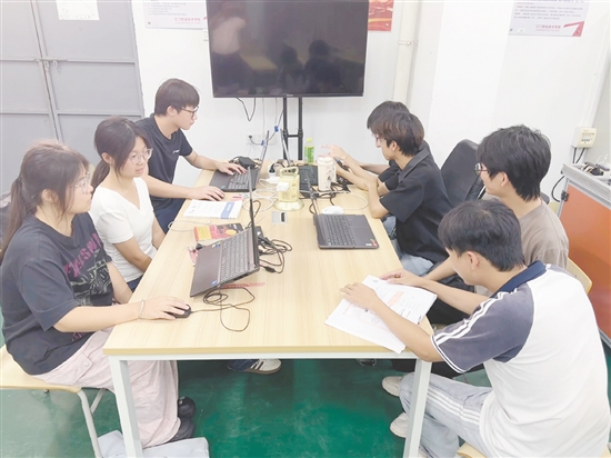 学生们专注地记录村民的反馈。