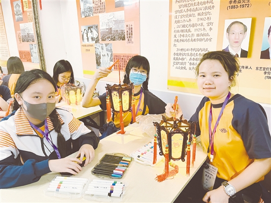 学生们在亲手制作宫灯。