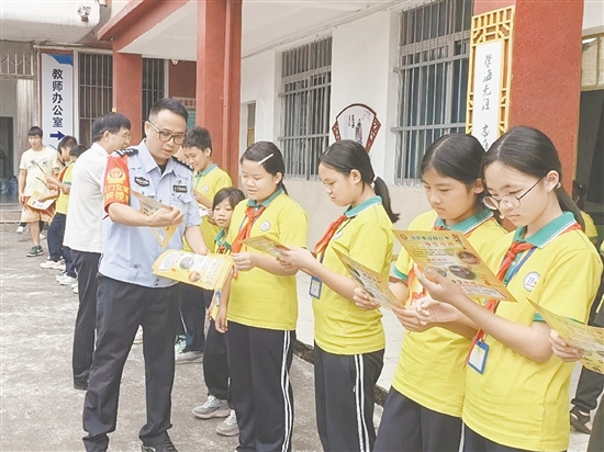 民警走进校园开展交通安全宣讲。