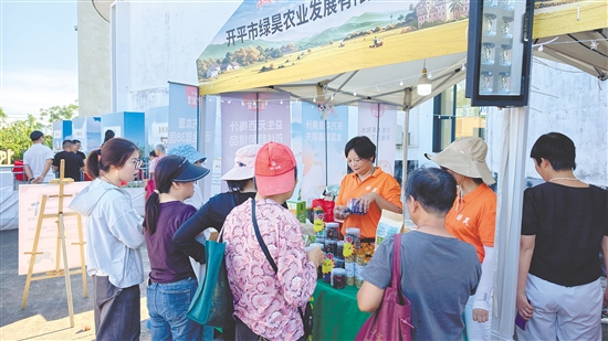 市民游客在活动现场品尝特色美食。