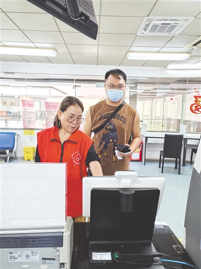 覃美欣(左)在血站做志愿者。 覃美欣(左)在血站做志愿者。
