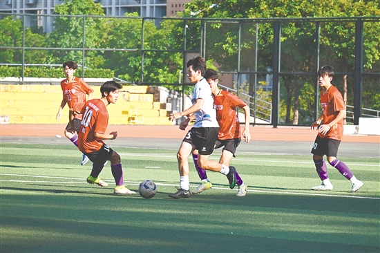 五邑大学队2∶0战胜南方职院队,图为五邑大学队球员在防守。 五邑大学队2∶0战胜南方职院队,图为五邑大学队球员在防守。