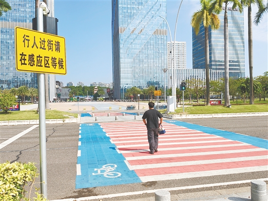 “行人过街主动智感系统”相当于给路口装上了“眼睛”。