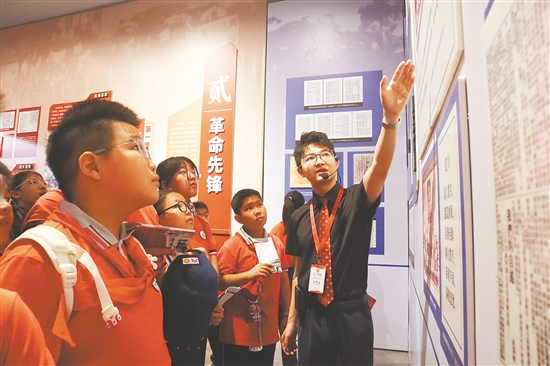 学生们聆听讲解员介绍林基路烈士生平事迹。