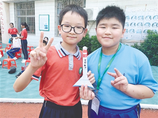 两校学生合作制作气动纸火箭。