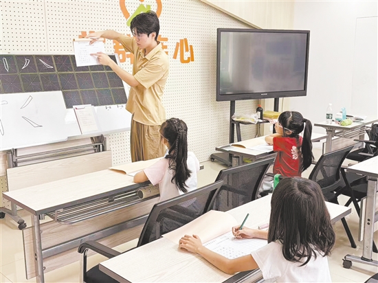 江翠社区已开设书法、八段锦等课程，惠及2000多人次。图为书法课现场。