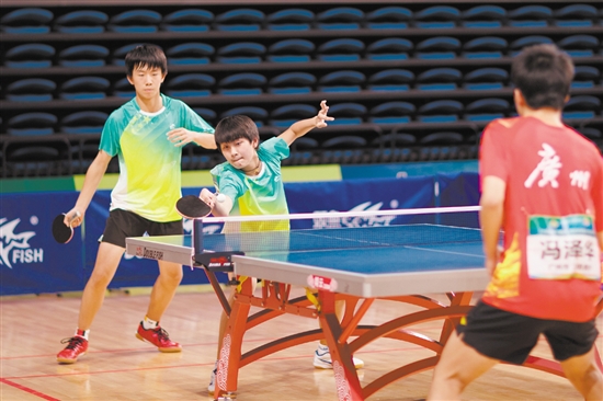 江门健儿（左一、左二）集中精力，赛出了风格和水平，取得了好成绩。