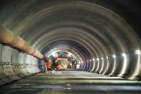 昨日17时，狮山隧道左右线贯通。图为狮山隧道内部。