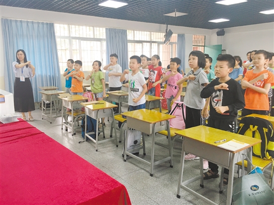 学生们在做“心理放松操”。