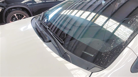 车架号可在汽车前挡风玻璃左下角找到。