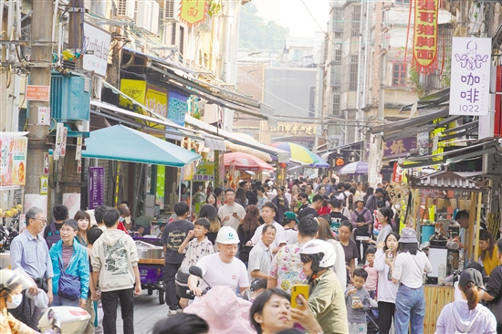 上个周末，江门长堤历史文化街区人来人往。
