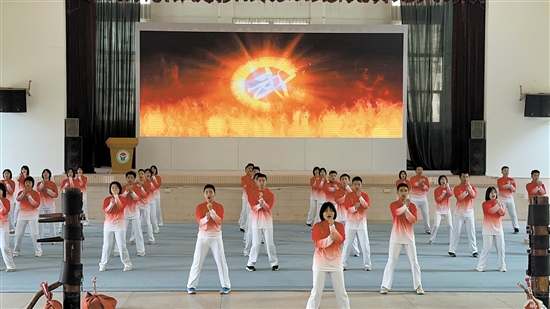 鹤山市全面推进“咏春进校园”特色教育工作，尤其是在鹤山咏春发源地古劳镇，当地学校深挖咏春特色，打造独特的校园文化。