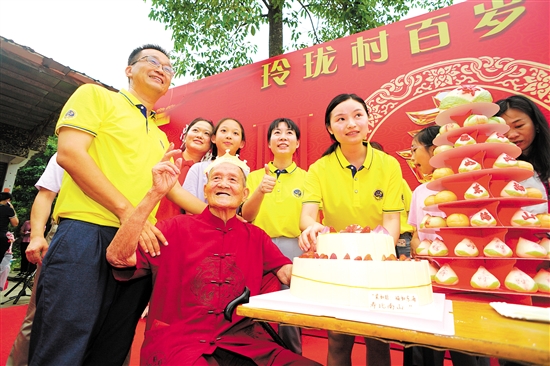 董淑猛（前排左一）、徐娜（竖大拇指者）等人为梁如旺老人庆祝百岁生日。