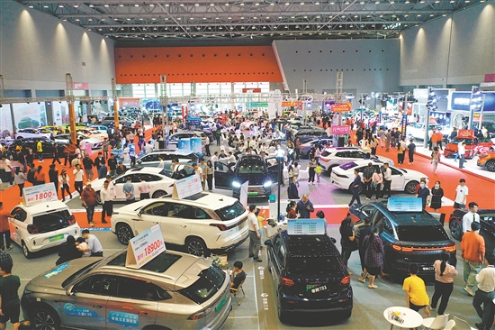 本报历届车展吸引许多市民看车、买车。