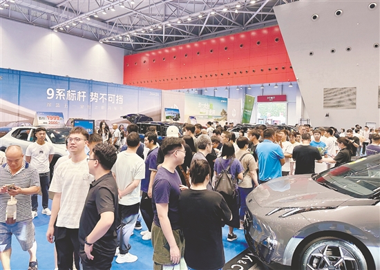 2025江门五一国际车展现场人潮涌动。