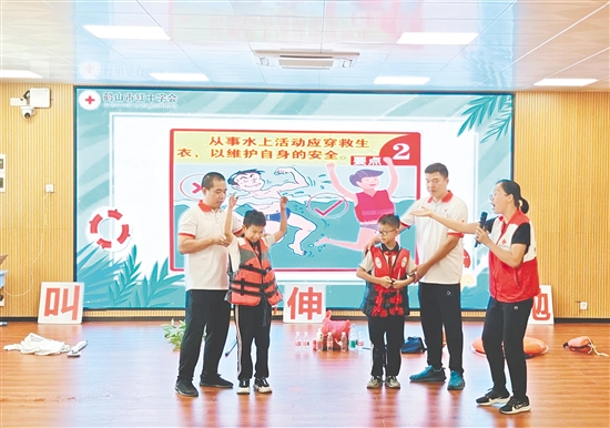 在现场互动环节，讲师邀请学生上台体验救生衣穿戴、模拟岸上施救动作等。