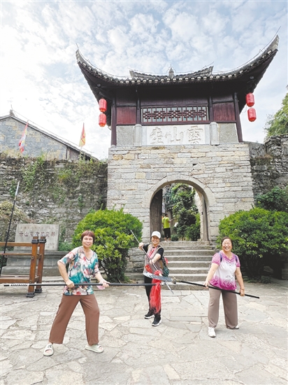 银发族热衷旅游。