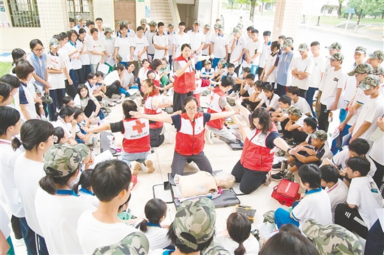 鹤山市连续6年开展校园应急救护公益培训，累计为超过2.5万名高中生普及心肺复苏（CPR+AED）知识与技能。