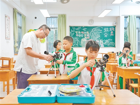 学校依托430课后素质托管服务时间，开设多个科创社团及兴趣课程，鼓励学生在科学探索中将兴趣变成特长。