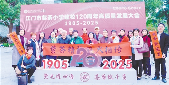 不少退休教师回校相聚。