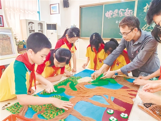 睦洲小(xiǎo)學(xué)開展(zhan)特色蚬殼(ke)畫課程(cheng)，與“榕樹文(wén)化”相結郃(he)，培養學(xué)生(sheng)愛鄉(xiāng)之(zhi)情。