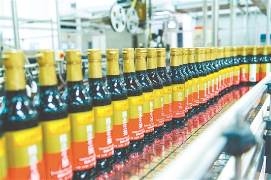 李锦记将先进技术融入生产，确保每一滴酱油的色、香、味、质均达标。