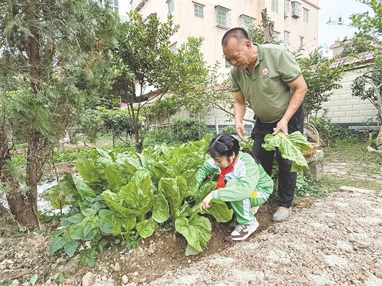 “无作业日”把更多自主时间还给学生，为学生提升综合素养提供充足的时空条件，引领他们培养兴趣特长、涵养健全人格。