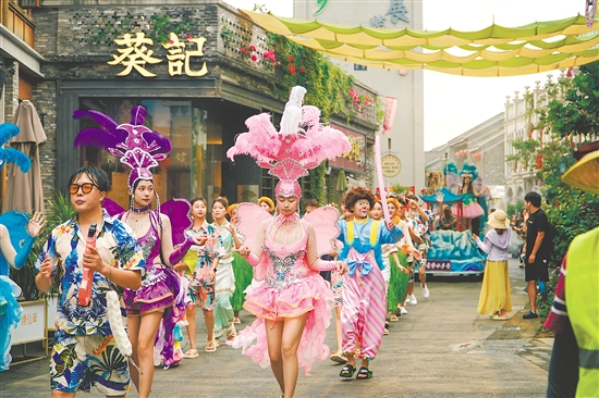古劳水乡泼水节融合实景演艺、NPC互动与花车巡游，解锁水乡清凉新玩法。
