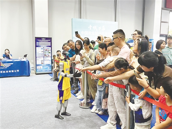想与机器人互动的市民可别错过这次“十一”车展。