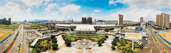 中心板块内的交通优势难以复制,城轨江门东站、江海客运站使得居民与粤港澳大湾区乃至全国的联系更为便捷。付师华 中心板块内的交通优势难以复制,城轨江门东站、江海客运站使得居民与粤港澳大湾区乃至全国的联系更为便捷。付师华
