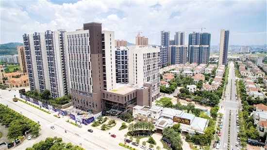 中心板块内高档小区林立,人居氛围日臻成熟。温泉斌 中心板块内高档小区林立,人居氛围日臻成熟。温泉斌