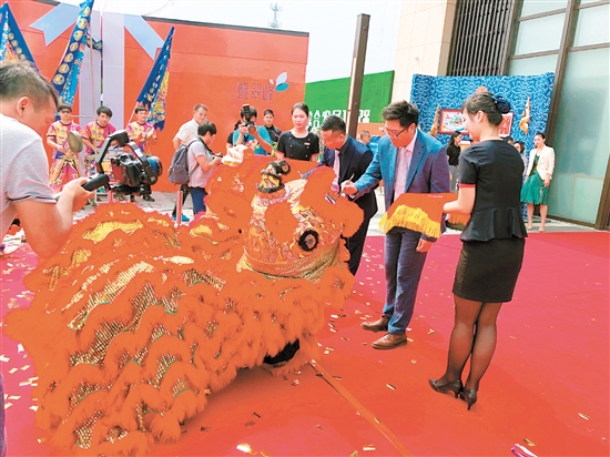 活动现场,项目领导为雄狮点睛。 活动现场,项目领导为雄狮点睛。