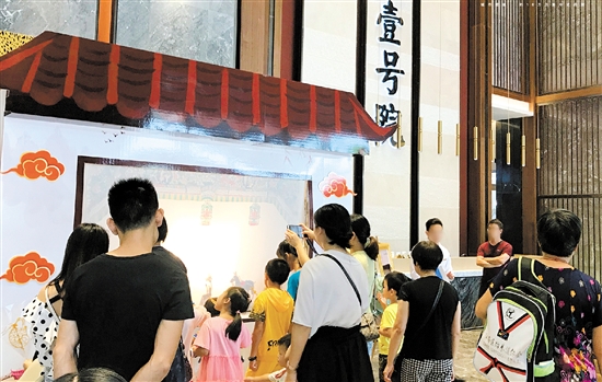 皮影戏吸引了众多市民驻足欣赏。 皮影戏吸引了众多市民驻足欣赏。