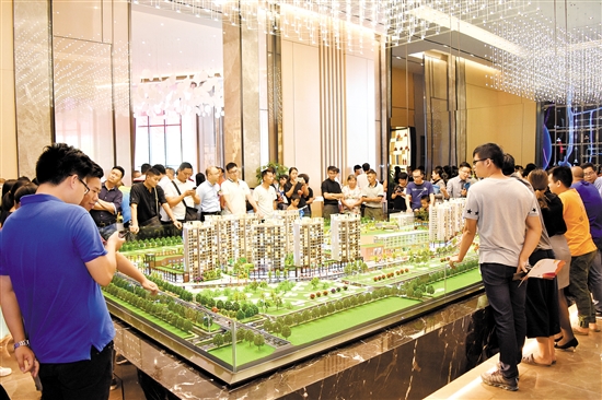 活动当天,不少市民聚在沙盘前了解项目情况。 活动当天,不少市民聚在沙盘前了解项目情况。
