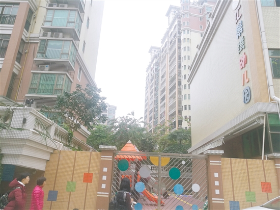 小区配建幼儿园,可方便家长接送小孩上学。 小区配建幼儿园,可方便家长接送小孩上学。
