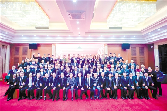 新一届理事会成员合影。 新一届理事会成员合影。