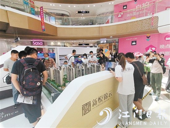 大悦城·新悦锦云新会万达展示点吸引众多市民围观。