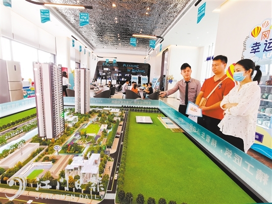 “双节”假期，不少市民选择去看房、购房。