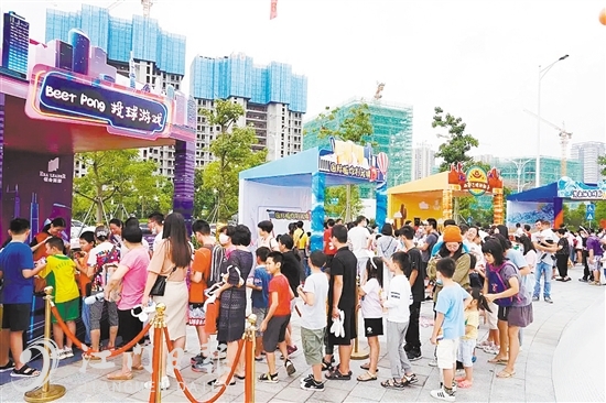 国庆长假期，楼盘推出各种活动吸引市民参与，增加人气。