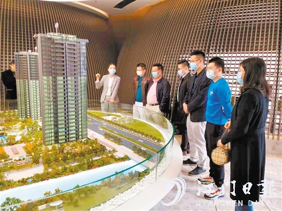 会员单位到我市代表性楼盘参观考察。