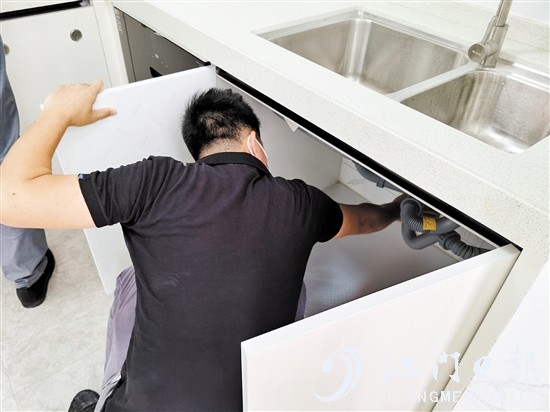 验房师傅对水管进行查验。 验房师傅对水管进行查验。